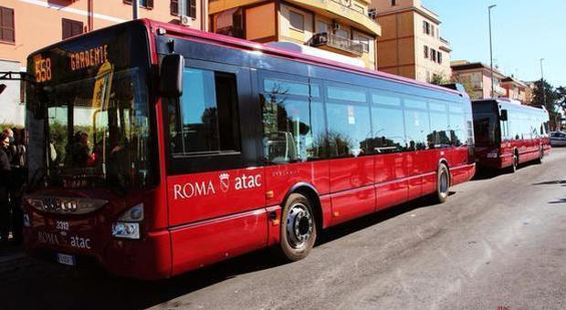 Roma, autista Atac aggredito: «In balia di quei delinquenti. Il vero problema è questa città»