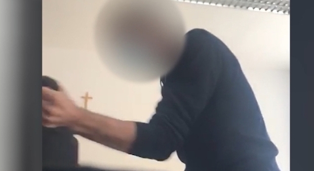 Insegnante picchia studente in classe a Salerno: la scena diventa virale sul web
