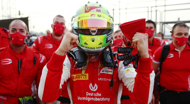 Mick Schumacher sul podio come papà: è campione del mondo di Formula 2