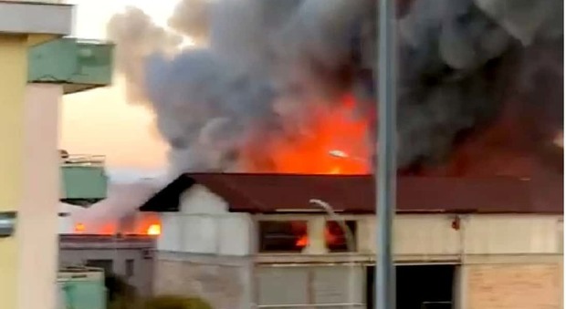 Incendio nella Terra dei Fuochi: fabbrica in fiamme a Casoria, è allarme bomba ambientale