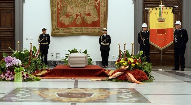 De Crescenzo, l'ultimo saluto della sua Napoli con gli artisti sull'altare