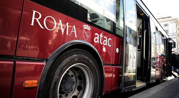 Roma, rissa tra ubriachi sul bus: l'autista costretto a fermarsi, due denunciati