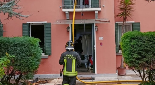Paura a Mestre, il divano del soggiorno prende fuoco: appartamento in fiamme
