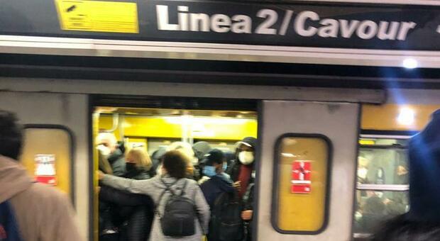 Covid a Napoli, il ritorno a scuola: assalto alla metro, distanziamento zero e studenti a rischio