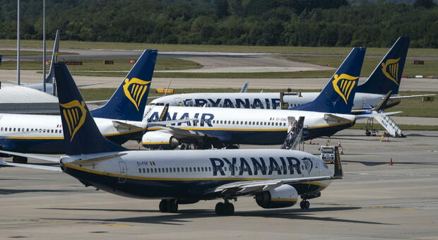 Voli aerei, giù i prezzi dei biglietti fino al 91%: ecco le tratte. Ryanair: in arrivo altre due basi in Italia