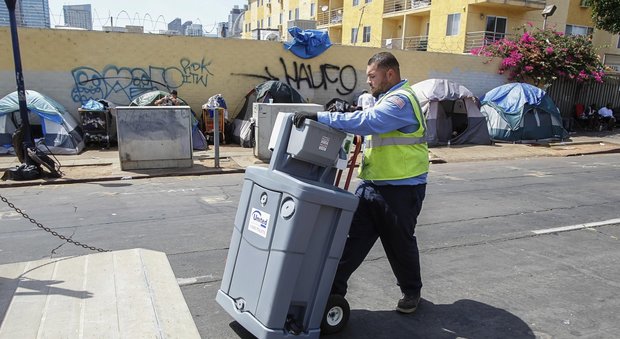 Un operatore della città di San Diego consegna due stazioni per il lavaggio dei senza tetto