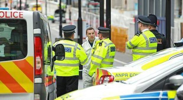Londra: due adolescenti uccisi, tre uomini accoltellati