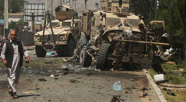 Afghanistan, kamikaze si fa esplodere contro convoglio di militari stranieri vicino all'ambasciata Usa: 17 morti