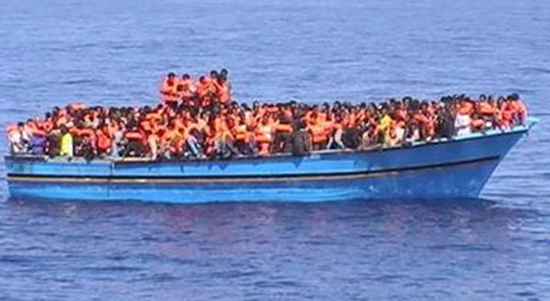 Migranti, in 300 alla deriva su un barcone nel canale di Sicilia