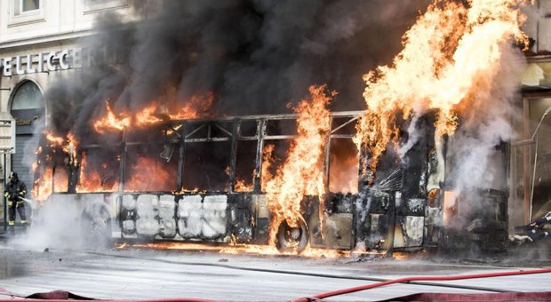 Roma, bus esploso: tutti i rischi dei passeggeri sulla flotta dei mezzi-carcassa