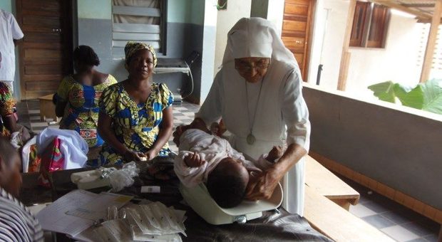 Papa Francesco premia la suora ostetrica: ha fatto nascere 3 mila bimbi in Africa