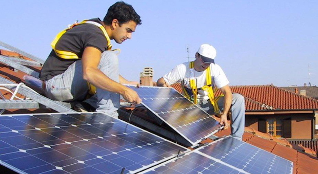 Bollette pazze, scatta la corsa al fotovoltaico nelle case: boom di richieste