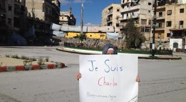 Siria, la giornalista sfida i terroristi: selfie in strada ad Aleppo con un cartello "JeSuisCharlie"