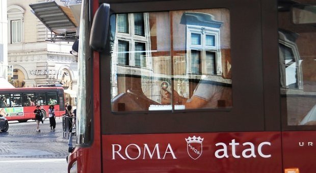 Roma, autista Atac chatta e scrive messaggi sul cellulare mentre guida