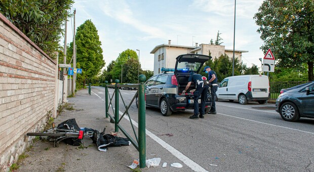 Il luogo dell'incidente in via Podgora: la polizia locale cerca l'auto che ha investito il ciclista