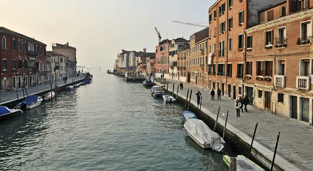 Cannaregio, minacce e droga: sale la paura tra i residenti. «Chiediamo più controlli, viviamo un inferno»