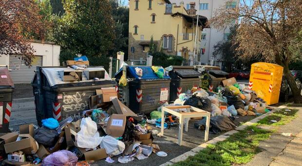 Cassonetti stracolmi e rifiuti in strada a Coppedè: sporcizia e degrado in uno dei salotti di Roma