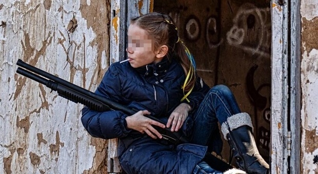 Ucraina, la foto della bambina con il fucile e il lecca lecca fa il giro del mondo: la storia dietro lo scatto