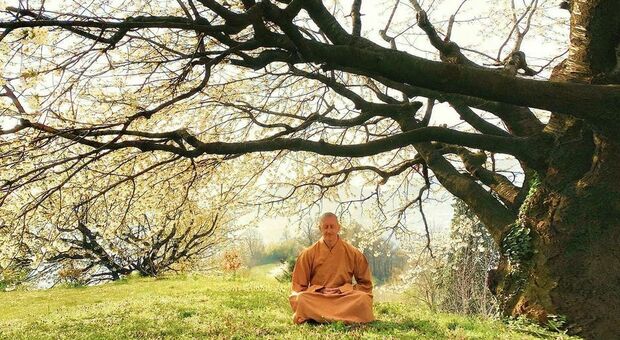 Lavoro infernale? Ecco i 6 consigli zen del monaco shaolin per evitare lo stress: «Un piccolo passo alla volta e si può fare tutto»