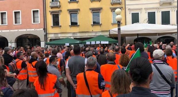La manifestazione in piazza Ferretto a Mestre dei "gilet arancioni"