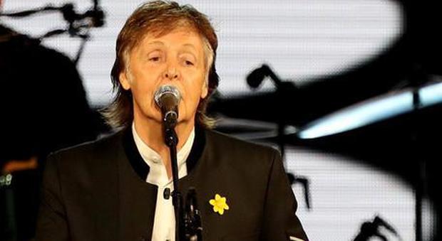 Paul McCartney rimprovera l'Italia: «Scandaloso non rimborsare biglietti per il concerto annullato a Napoli»