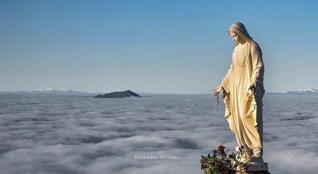 Monte Faito, la fede in una foto che spopola sul web