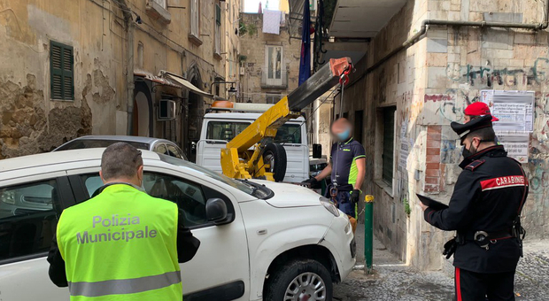 Napoli, Quartieri Spagnoli: continua la rimozione dei veicoli abbandonati in strada