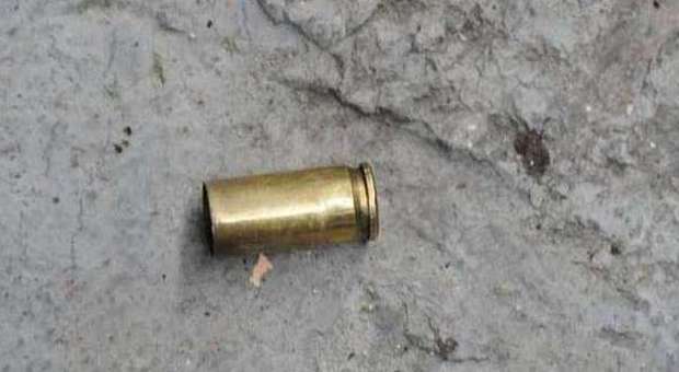 Agguato nel Napoletano: uomo ferito con un colpo di pistola