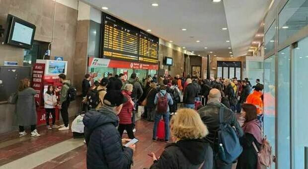 Maltempo e caos trasporti: tre ore di ritardo per il volo Roma-Bari. Una frana blocca i treni tra Caserta e Foggia