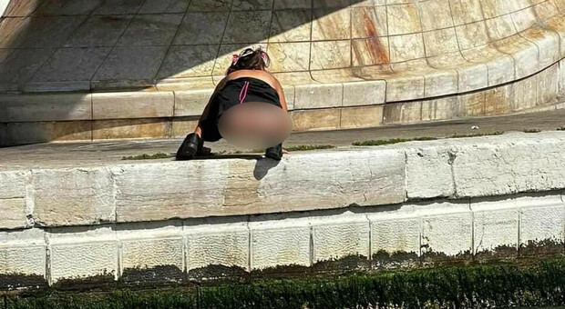 La donna mentre fa la pipi sotto il ponte di Calatrava