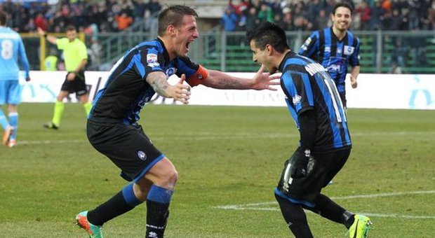 German Dennis con Maximiliano Moralez dopo il secondo gol al Napoli