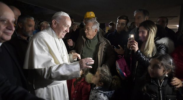 Roma, visita a sorpresa del Papa in una comunità del Laurentino 38
