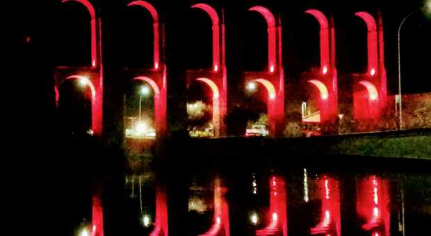 Nepi, illuminate le arcate dell'acquedotto medioevale per condannare la violenza sulle donne