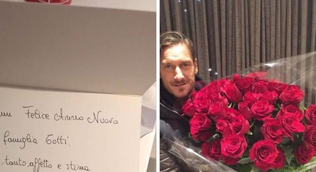 Roma, Totti posa con il regalo di Maradona: un mazzo di rose rosse