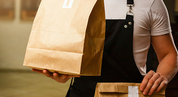 Food delivery: sette regole per mangiare bene e in sicurezza durante le feste
