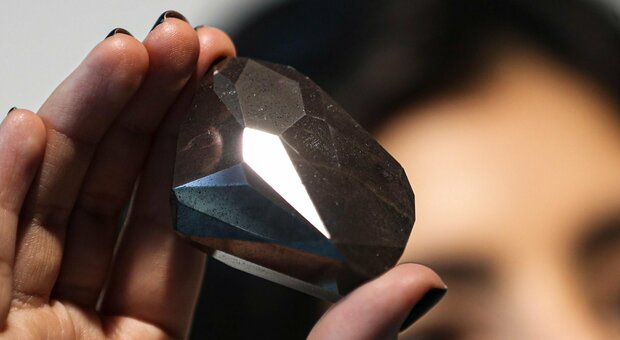 Diamante nero più grande del mondo, "Enigma" va all’asta a Dubai: il prezzo è da record