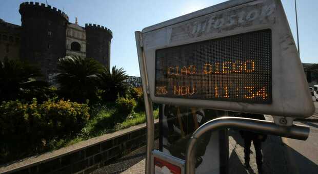 Napoli: «Ciao Diego», la scritta luminosa sulle paline degli autobus