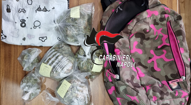 Controlli nel Napoletano: arrestata donna con la marijuana nello zaino