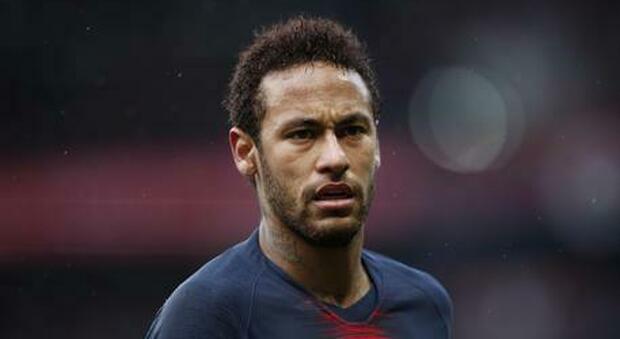 Neymar, bufera per il contratto choc con il Psg: mezzo milione di euro in più al mese per salutare i tifosi