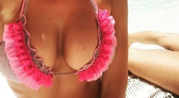 Bikini mozzafiato a Ibiza: avete capito di chi è il decolletè nella foto?