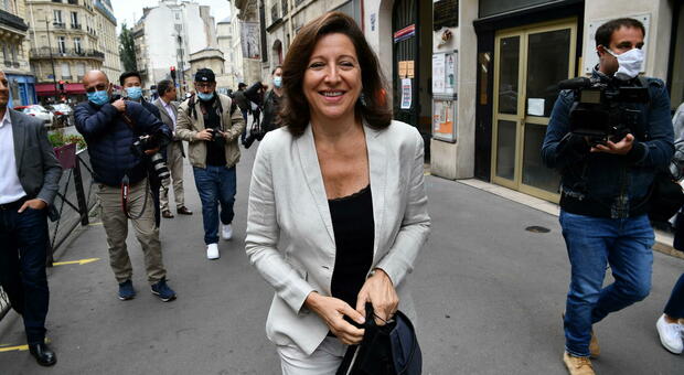 Agnès Buzyn, indagato ex ministro della Salute francese: «Durante il Covid ha messo in pericolo la vita altrui»