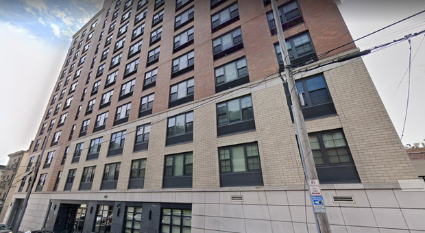 New York, suicida si lancia da un grattacielo e colpisce un passante: morti entrambi sul colpo