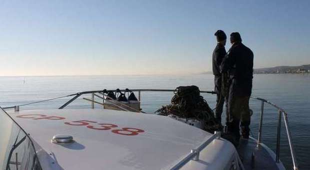 Controlli della Guardia Costiera Pesante sanzione a un peschereccio