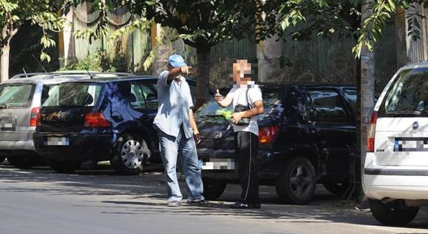 Roma, parcheggiatore abusivo aggredisce una ragazza che non voleva pagargli la sosta