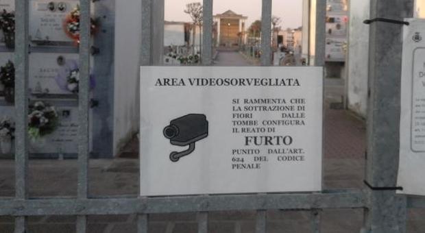 Troppi furti nei cimiteri, il Comune "accende" 54 telecamere