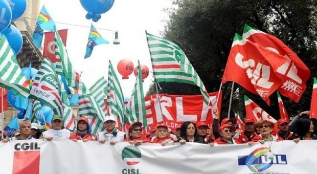 «No alla manovra contro il popolo», diecimila lavoratori da Napoli a Roma