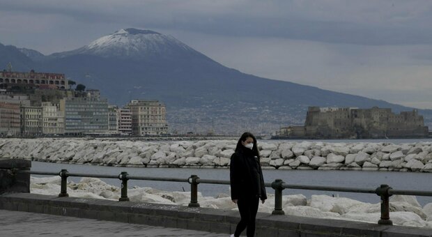 Freddo di marzo a Napoli, torna la neve sul Vesuvio