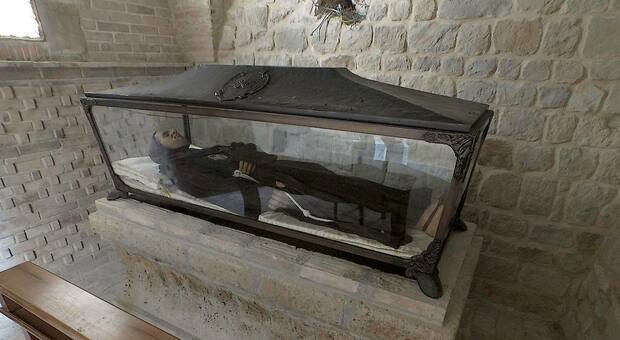 L'urna trafugata dai ladri in una foto di Alberto Monti
