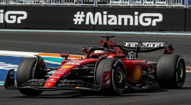 La Ferrari di Charles Leclerc sulla pista di Miami