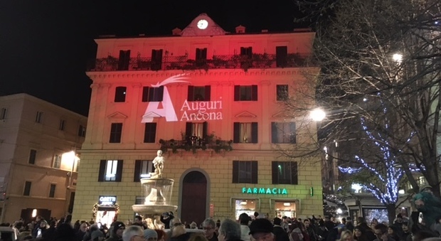 Ancona, centro strapieno e tanta gioia per l'accensione dell'albero di Natale